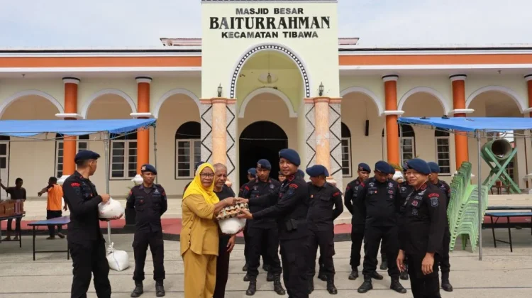 Brimob Polda Gorontalo Bersihkan Masjid dan Bagikan Bantuan Kepada Masyarakat