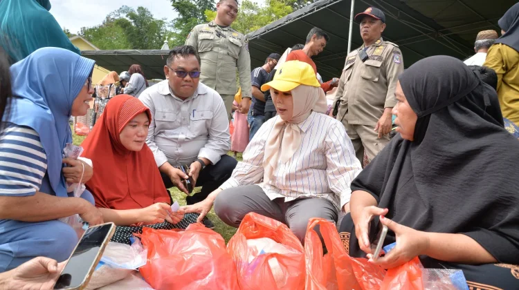 Gub–Wagub Turun Langsung Layani Masyarakat di Pasar Murah Ramadan