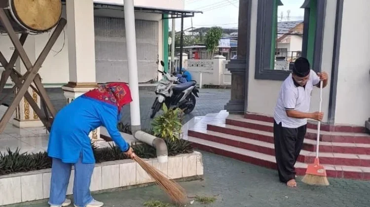 Bimas Islam-KUA Gotong Royong Bersihkan Masjid