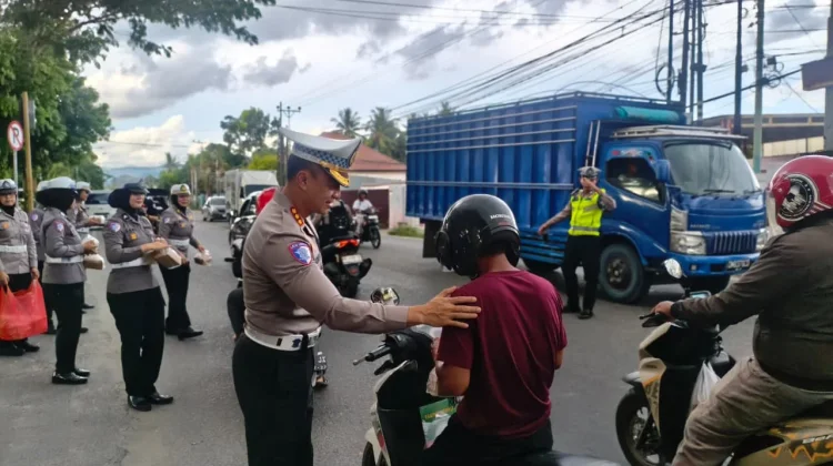 Ditlantas Polda Gorontalo Bagi Takjil, Disangka Razia