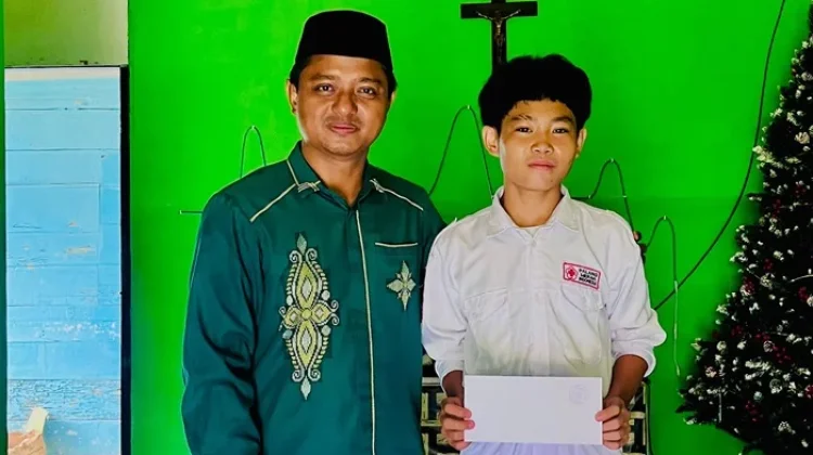 MTs Ma’arif Tolangohula Salurkan Zakat Kepada Sejumlah Siswa