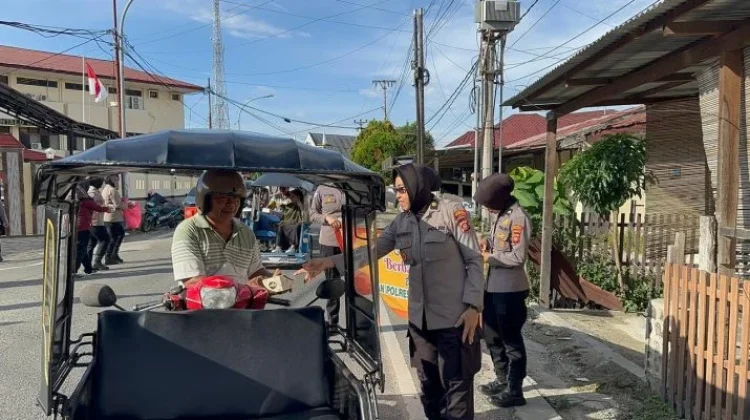 Polwan Polresta Gorontalo Kota Berbagi Takjil di Bulan Suci Ramadan