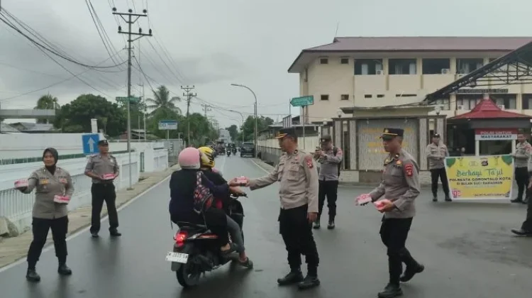Semarak Ramadhan, Polresta Gorontalo Kota Bagikan Takjil Buka Puasa