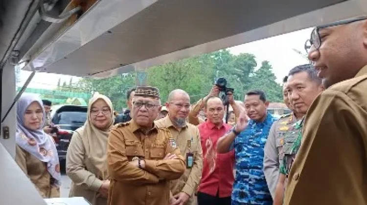 Bupati Sofyan Tinjau Uji Keamanan Takjil di Kawasan Bundaran Adipura