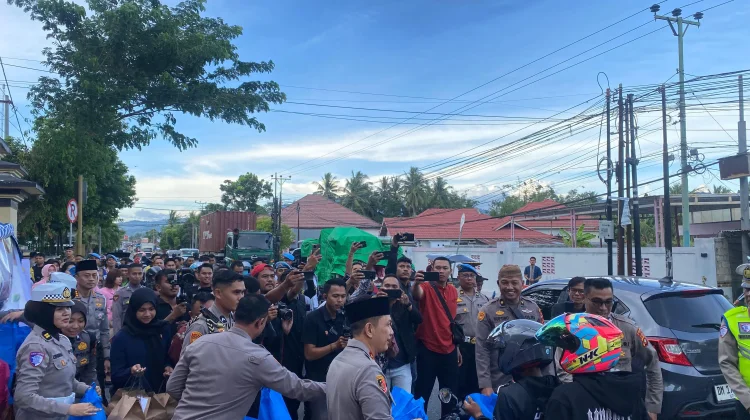 Kapolda Gorontalo Bagi Takjil, Perkuat Kedekatan Polri dengan Masyarakat