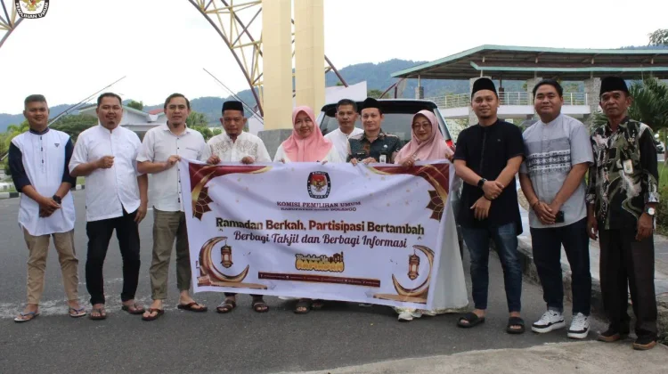 KPU Bone Bolango Bagi Takjil Sambil Edukasi Pemutakhiran Data Pemilih
