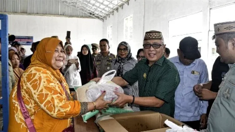 Warga Pulubala Antusias Berbelanja di Pasar Murah Bersubsidi