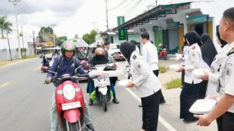 Bagikan Takjil Buka Puasa, Cara Lapas Perempuan Gorontalo-DWP Berbagi Kebahagiaan