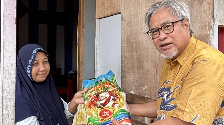 BKKBN Gorontalo Serahkan Bantuan Sosial untuk Keluarga Risiko Stunting di Bonbol