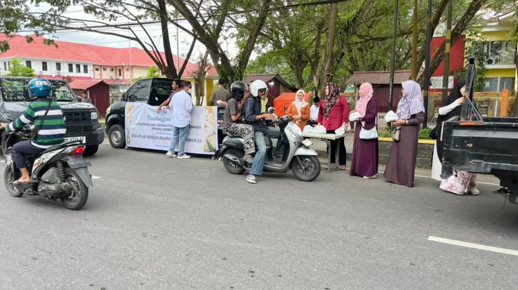 Ratusan Paket Takjil Dibagikan ke Warga oleh Dinas Kumperindag