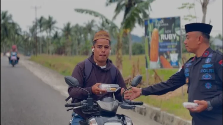 Brimob Polda Gorontalo Buka Puasa Bersama Warga dan Bagikan Takjil