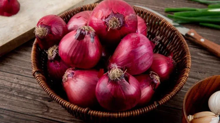 Mitos di Balik Bawang Merah Mentah