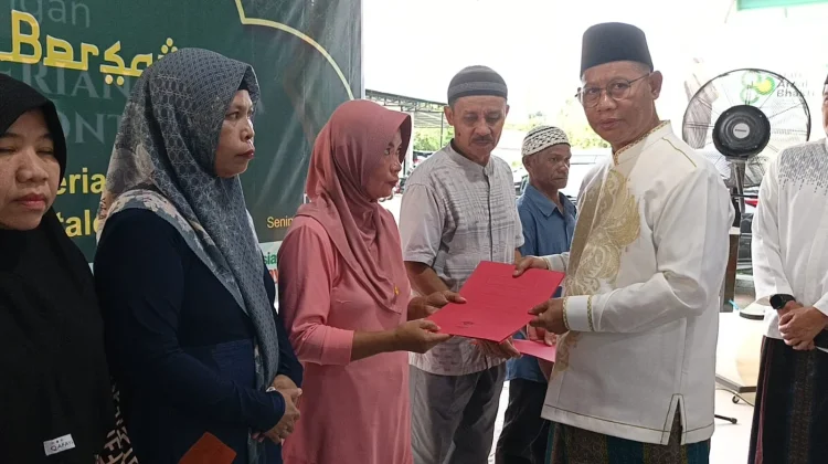 Masyarakat Kurang Mampu Terima THR dari Kanwil Kemenag Provinsi Gorontalo