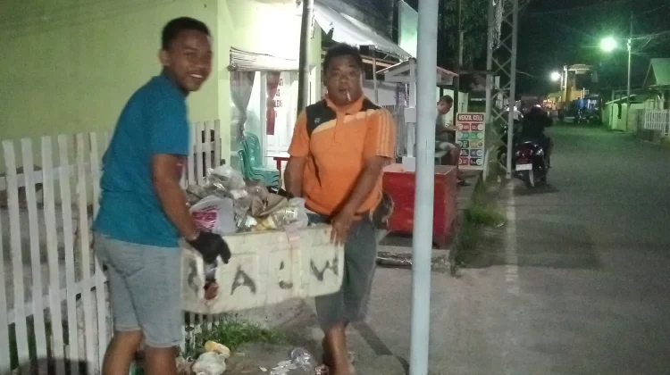 Malam Hari Petugas Kebersihan Tetap Menjalankan Tugas