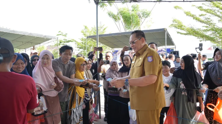 Seribu Paket Disiapkan, Pasar Murah Diserbu Warga Heledulaa Utara