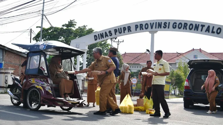 ASN Dinas PUPR-PRKP Patungan Beli Ratusan Takjil Dibagikan ke Masyarakat