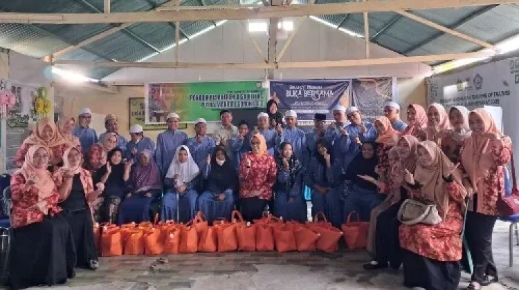 Pemerintah dan DWP Kabupaten Gorontalo Beri Santunan Santri Disabilitas