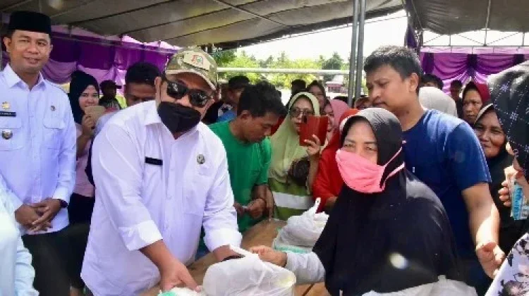 Pemkab Gorontalo Salurkan 1.000 Paket Sembako Murah di Tabongo