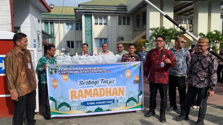 Kanwil Kemenkum Gorontalo Berbagi Takjil, Tebar Kepedulian di Bulan Ramadan