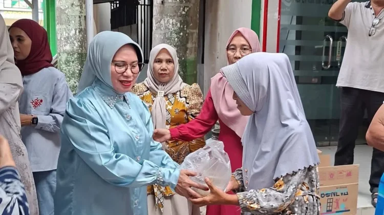 Dinsos Kabgor Berbagi Takjil untuk Keluarga Pasien RSUD Dunda