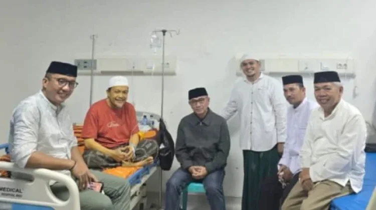 Bupati Pohuwato Jenguk Ketua MUI Sakit