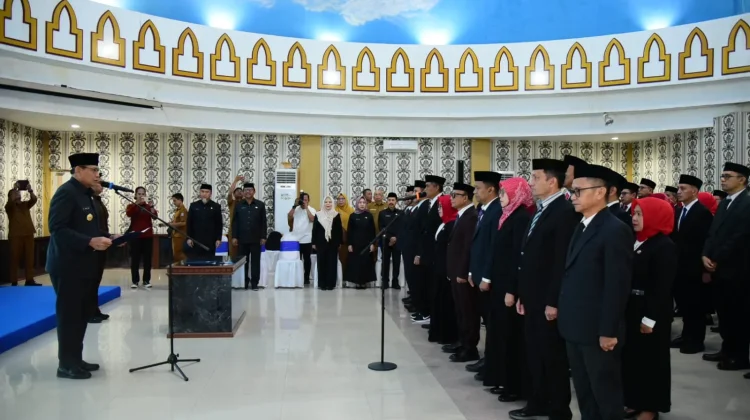 Penyegaran Birokrasi, Gubernur Gusnar Kukuhkan Pejabat Pemprov