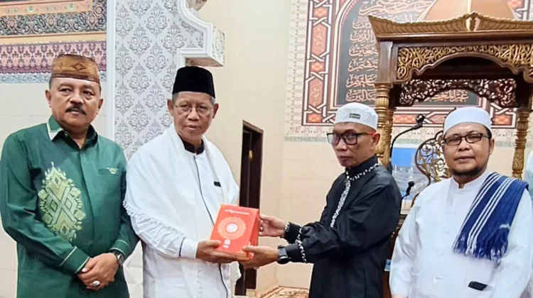 Kakanwil Kemenag Gorontalo Serahkan 20 Mushaf Al-Qur’an