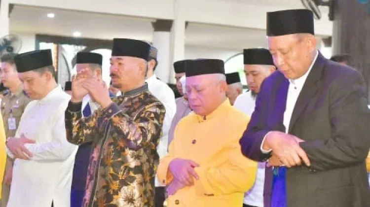 Bupati dan Wabup Gorontalo Salat Id di Masjid Baiturrahman Limboto