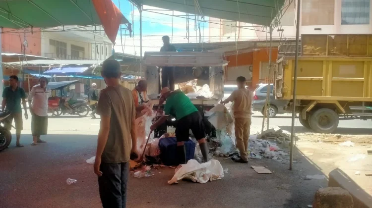 Petugas Kebersihan Tetap Siaga saat Lebaran