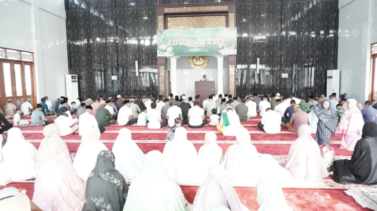 Keluarga Besar Korem 133/Nani Wartabone Salat Id bersama Warga