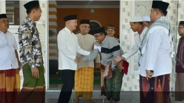 Bupati Pohuwato Salat Jumat di Buntulia