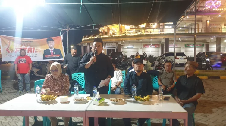 Panjat Pinang Meriahkan Hari Ketupat di Kayubulan Limboto