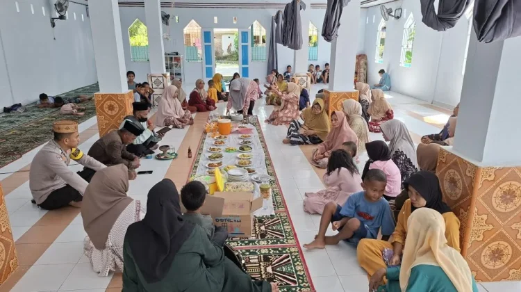 Bhabinkamtibmas Desa Ulanta Kawal Syukuran Ketupat