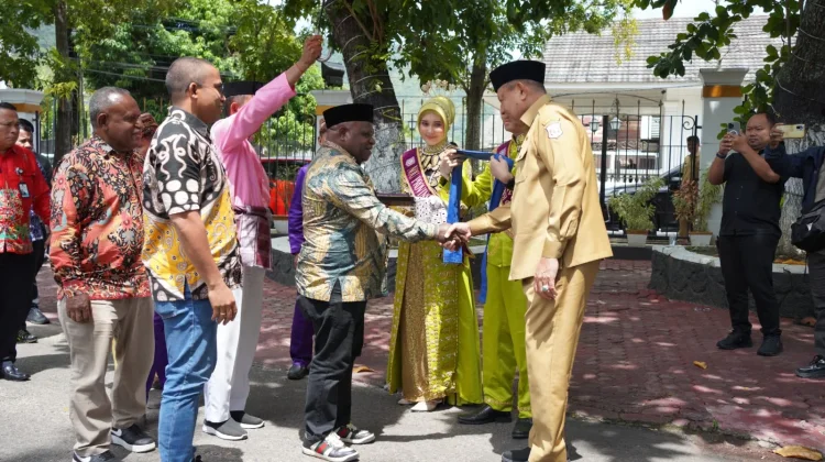 Kunjungi Gorontalo Menteri HAM Disambut Adat Mopotilolo