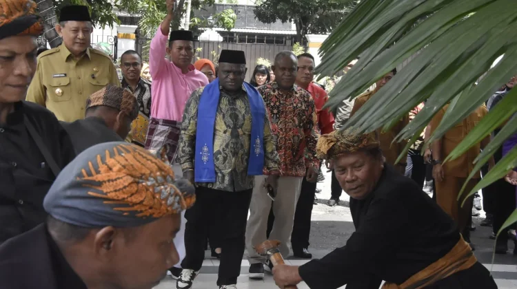 MenHAM Natalius Pigai Disambut Adat Mopotilolo di Gorontalo