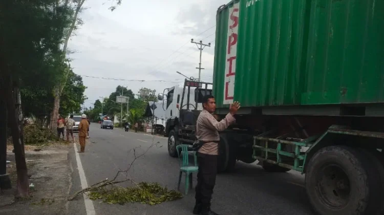 Polsek Limboto Barat Amankan Penebangan Pohon di Trans Sulawesi