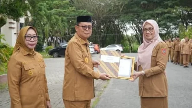 Bupati Gorut Serahkan Sertifikat Purna Tugas