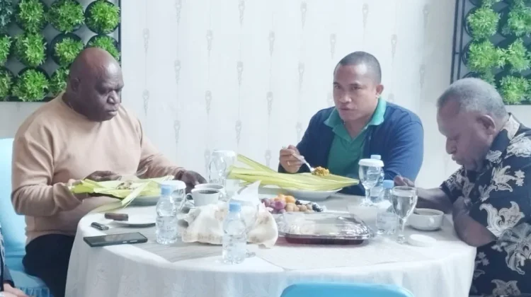 Sebelum ke Jakarta, MenHAM Natalius Pigai Santap Nasi Kuning Daun Woka Gorontalo