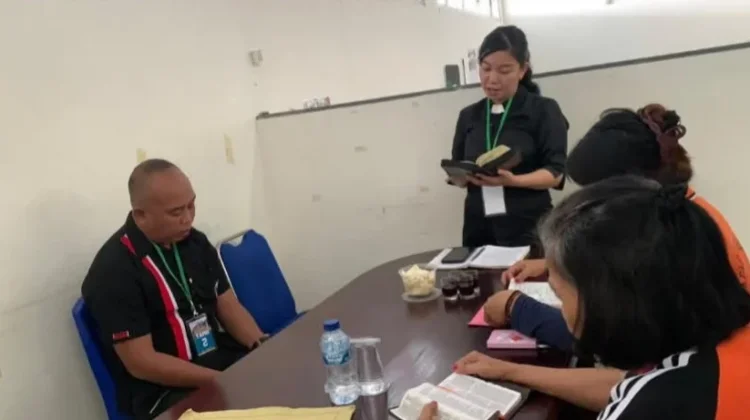 Warga Binaan Lapas Perempuan Gorontalo Ikuti Ibadah Wafat Yesus Kristus