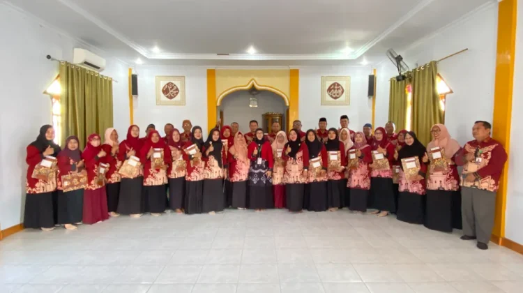 Kemenag Kota Gorontalo Serahkan SK Kenaikan Pangkat dan Pensiun ASN