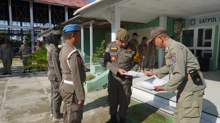 Berkompeten, Anggota Satpol PP Terima Sertifikat Pelatihan Dasar Angkatan
