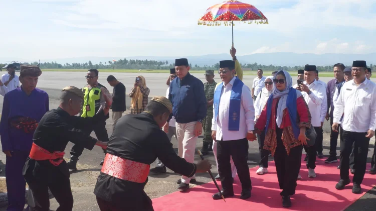 Adat Mopotilolo Sambut Kedatangan Wamen Transmigrasi