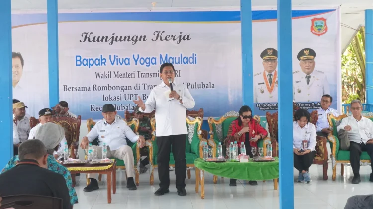 Wamen Serahkan 109 SHM Warga Transmigrasi Pulubala