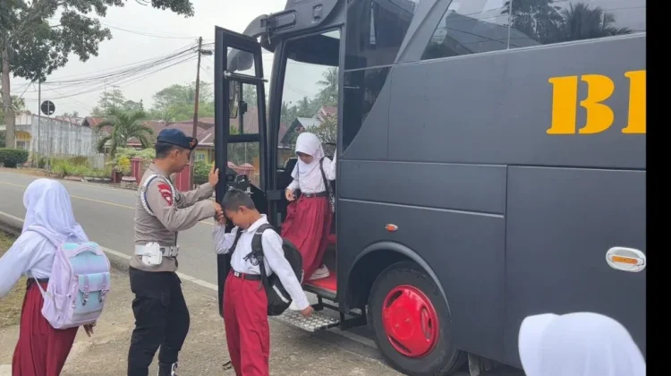 Brimob Polda Gorontalo Operasikan Bus Sekolah Gratis