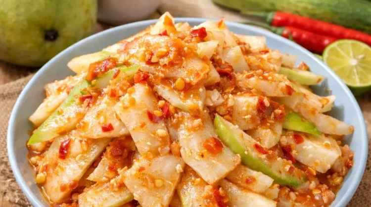 Sensasi Pedas Manis Rujak Jambu Kristal