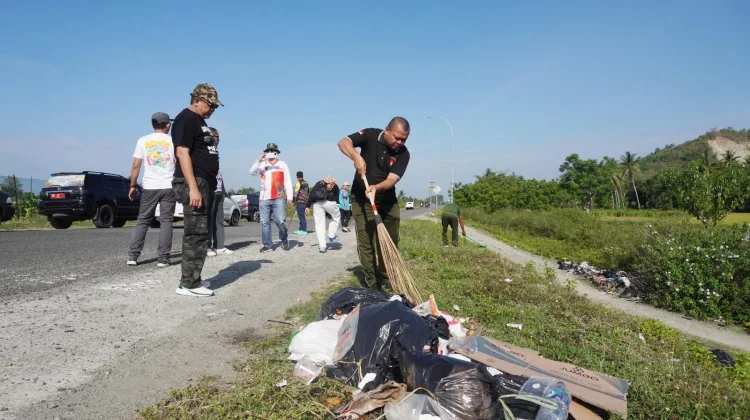 Satpol PP Provinsi Gorontalo Bersihkan Sampah GORR