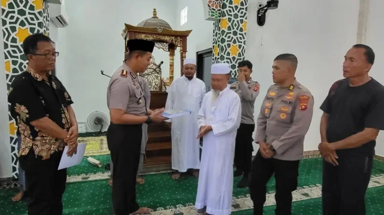 Pererat Silaturahmi, Kapolres Gorontalo Serahkan Bantuan Al-Qur’an