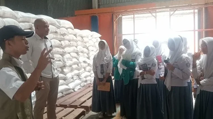 Siswa SMA Negeri 3 Kota Gorontalo Study Tour ke Gudang Bulog Gorontalo