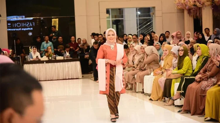 Wagub Gorontalo Tampil Anggun Berbalut Kebaya Karawo Memukau di Fashion Show