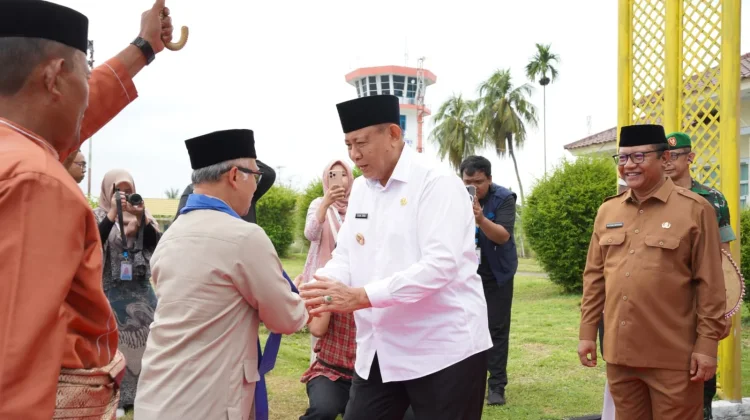 Kunjungan Kerja Wamendikdasmen di Gorontalo Disambut Dengan Adat Mopotilolo